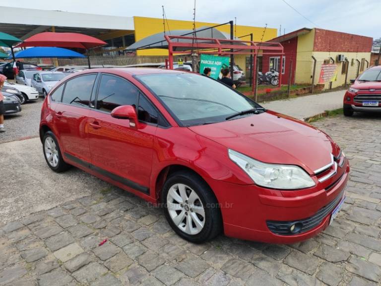 CITROËN - C4 - 2010/2011 - Vermelha - R$ 30.900,00