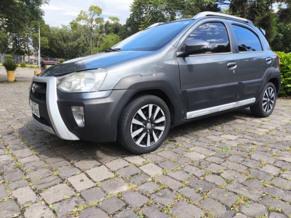 TOYOTA - ETIOS - 2014/2015 - Cinza - R$ 44.800,00