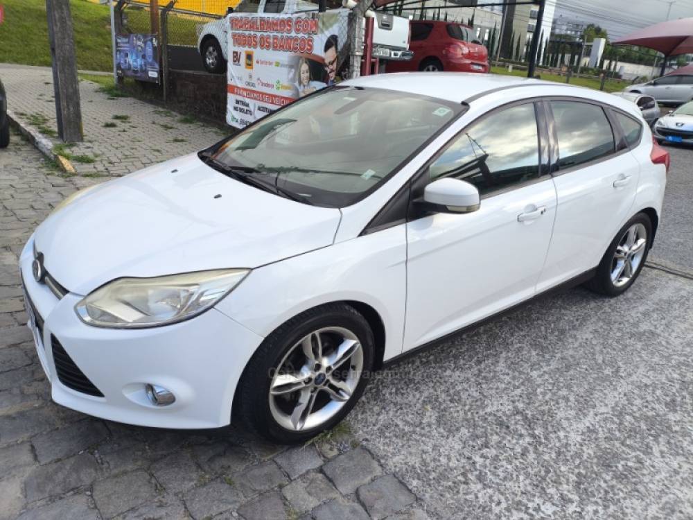 FORD - FOCUS - 2013/2014 - Branca - R$ 44.800,00