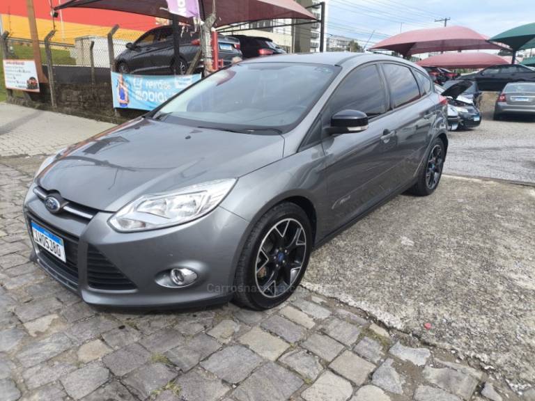 FORD - FOCUS - 2014/2015 - Cinza - R$ 48.900,00