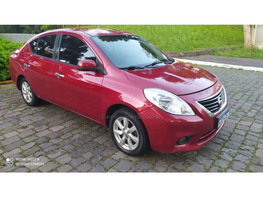 NISSAN - VERSA - 2012/2013 - Vinho - R$ 33.000,00