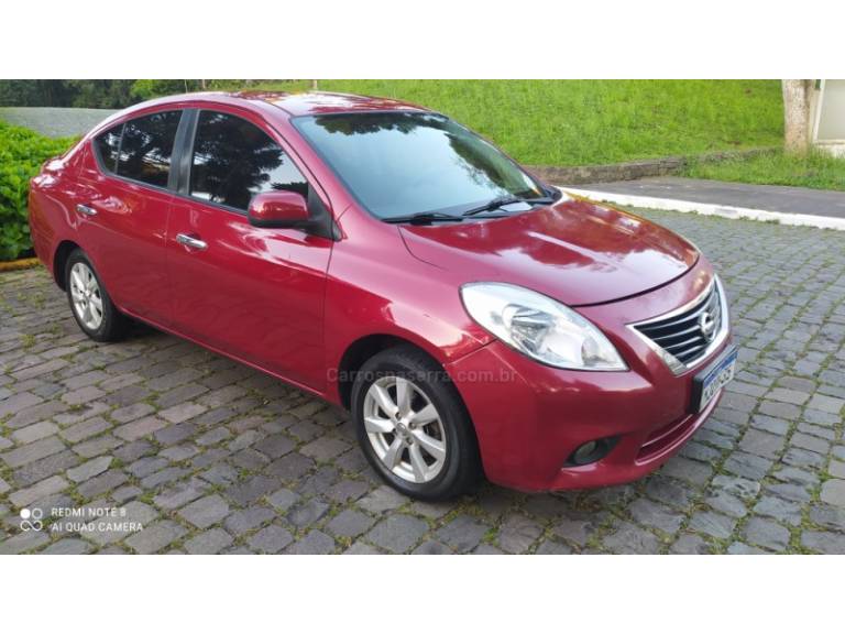 NISSAN - VERSA - 2012/2013 - Vinho - R$ 33.000,00