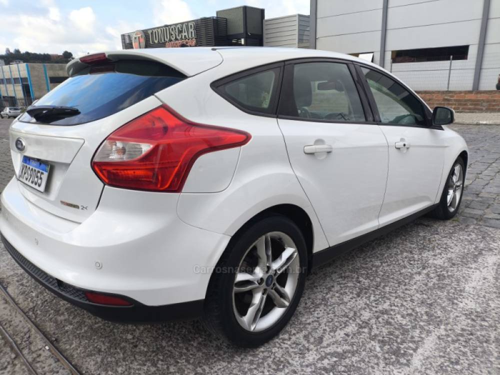 FORD - FOCUS - 2013/2014 - Branca - R$ 44.800,00