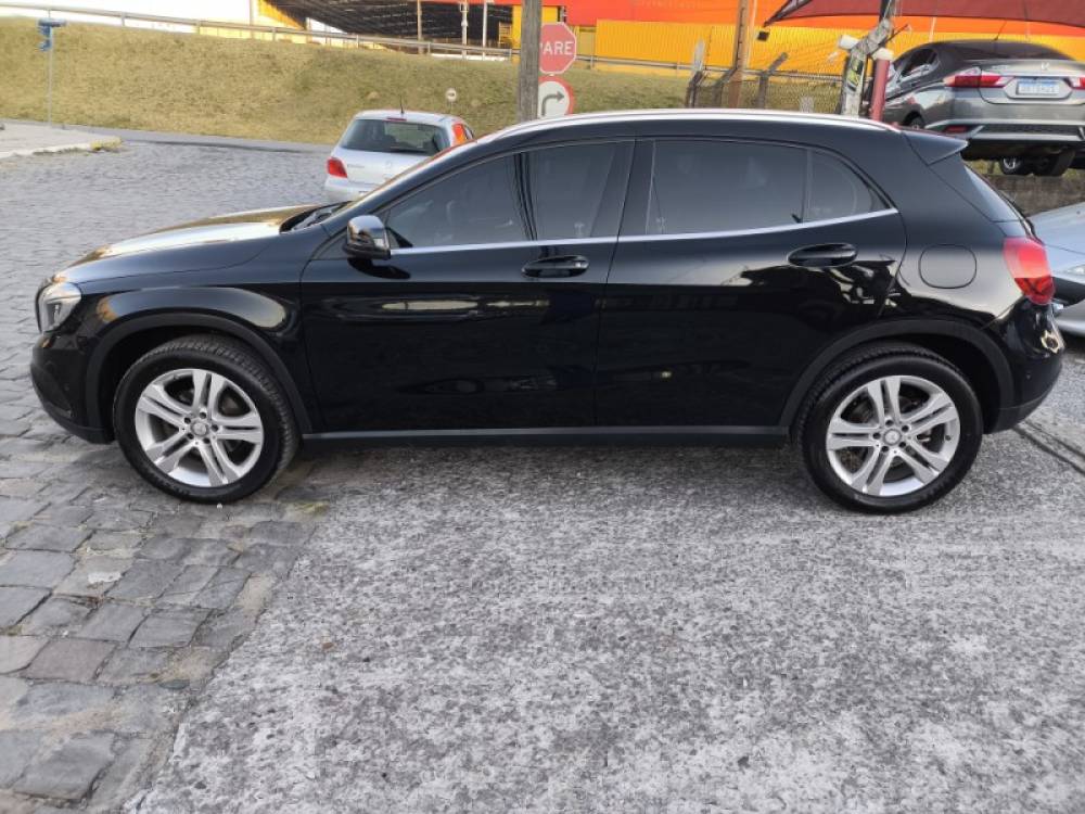 MERCEDES-BENZ - GLA 200 - 2017/2017 - Preta - R$ 110.000,00