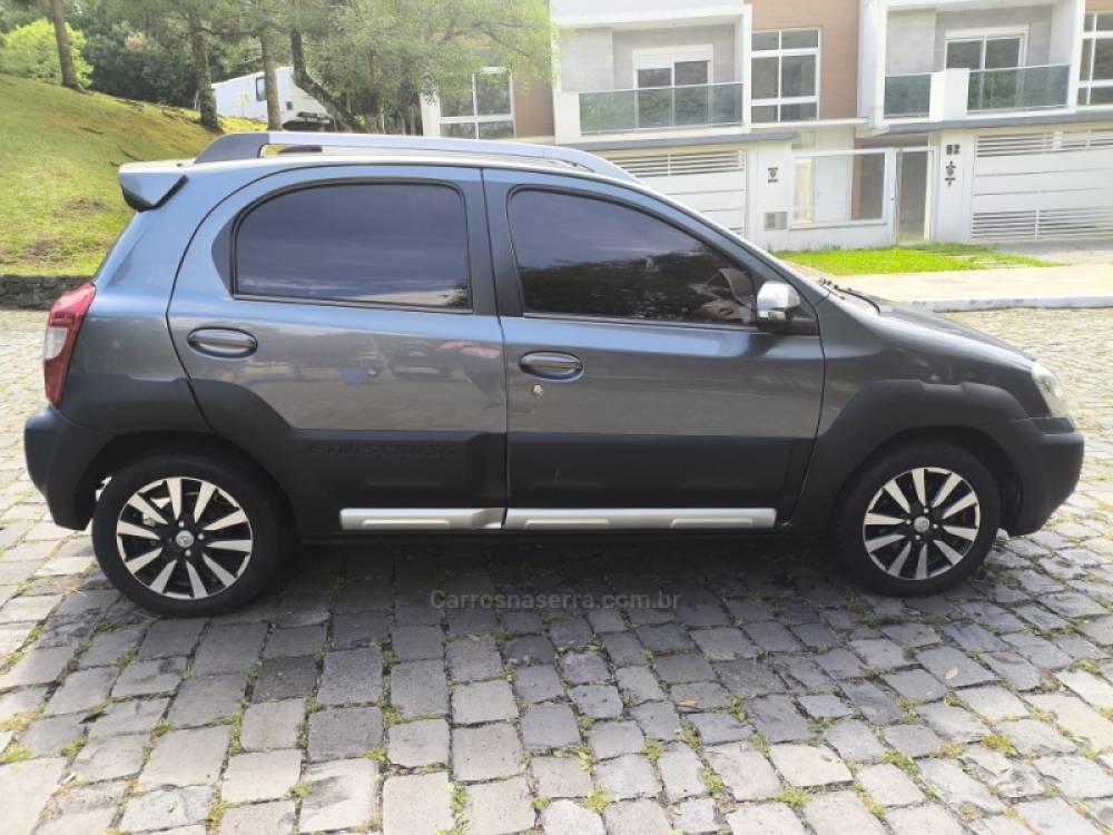 TOYOTA - ETIOS - 2014/2015 - Cinza - R$ 44.800,00