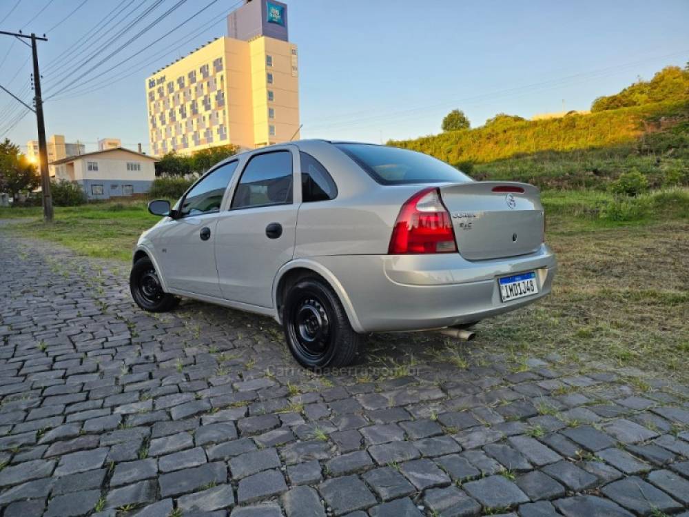 CHEVROLET - CORSA - 2004/2005 - Prata - R$ 20.500,00