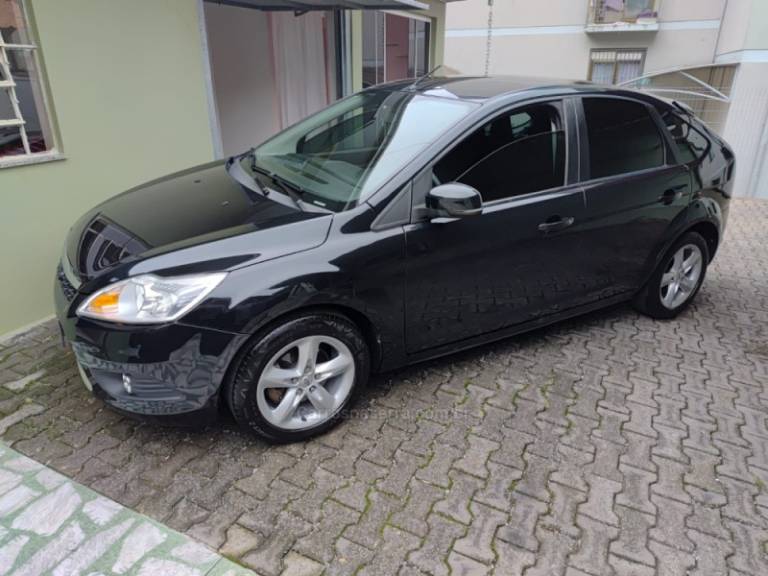 FORD - FOCUS - 2011/2012 - Preta - R$ 41.900,00