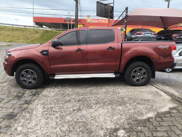 FORD - RANGER - 2016/2017 - Vermelha - R$ 109.800,00