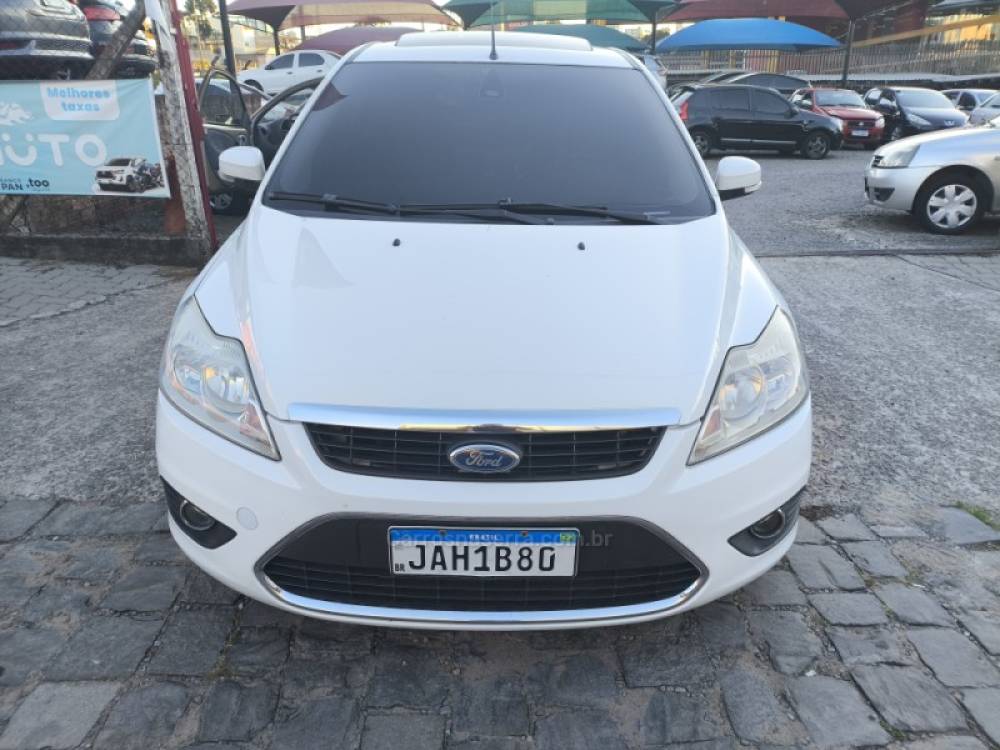 FORD - FOCUS - 2011/2012 - Branca - R$ 46.000,00