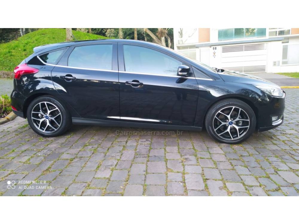 FORD - FOCUS - 2015/2016 - Preta - R$ 61.900,00