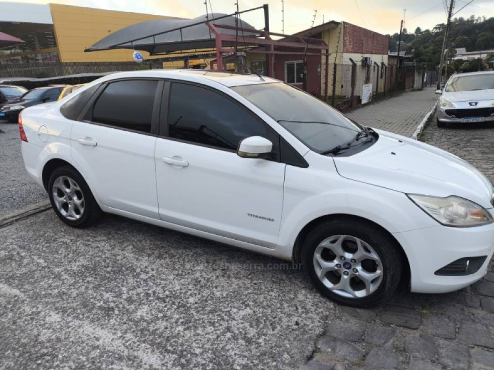 FORD - FOCUS - 2011/2012 - Branca - R$ 45.000,00