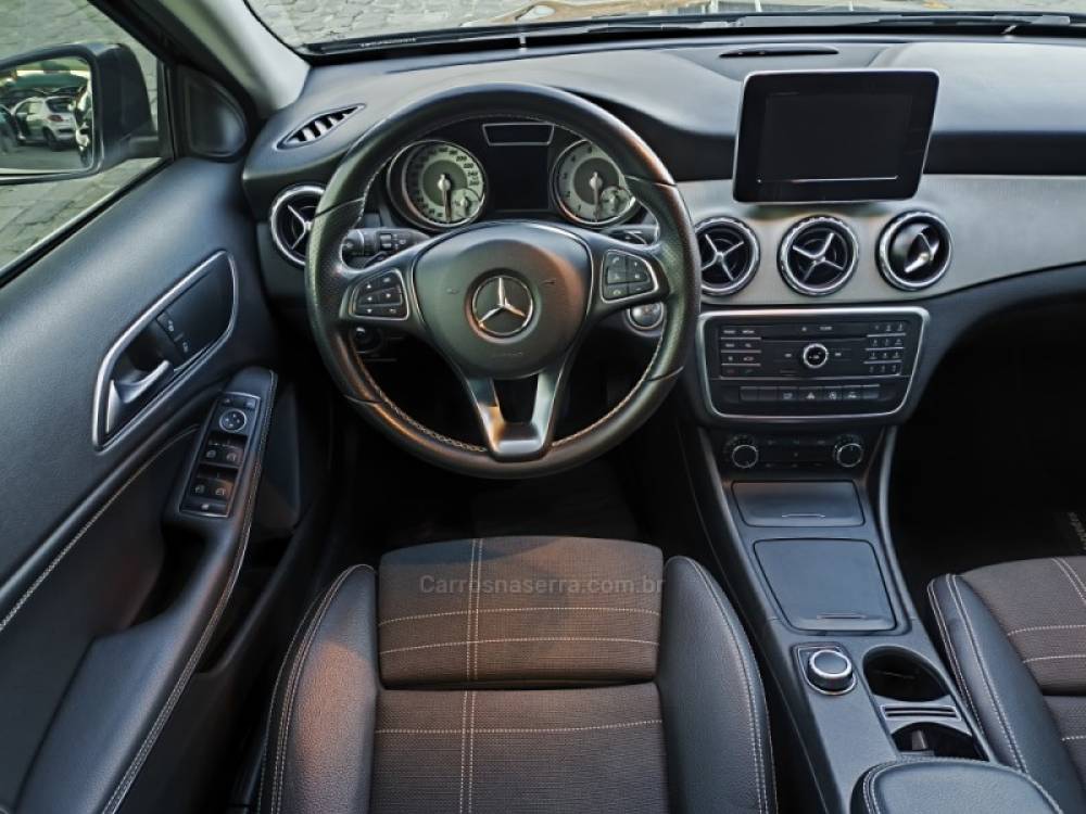 MERCEDES-BENZ - GLA 200 - 2017/2017 - Preta - R$ 110.000,00