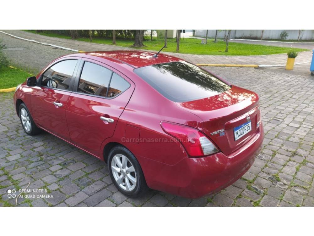 NISSAN - VERSA - 2012/2013 - Vinho - R$ 33.000,00