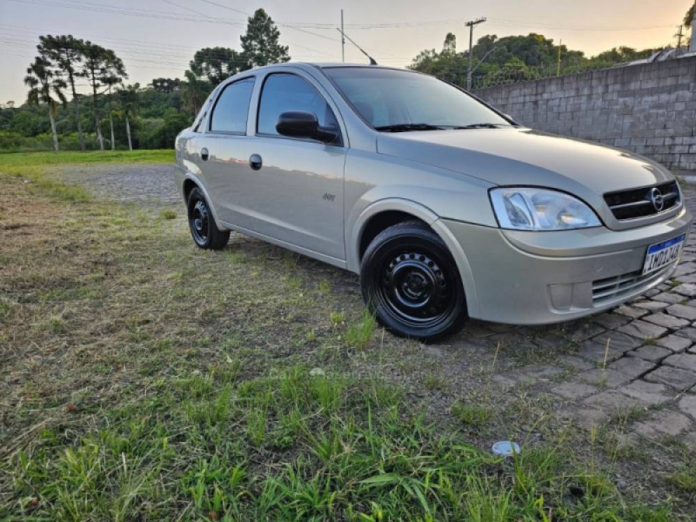 CHEVROLET - CORSA - 2004/2005 - Prata - R$ 20.500,00
