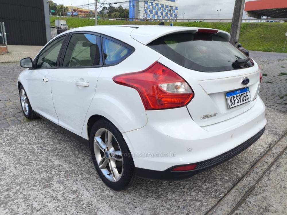 FORD - FOCUS - 2013/2014 - Branca - R$ 44.800,00