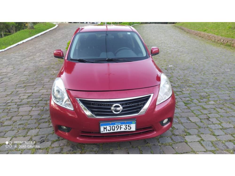 NISSAN - VERSA - 2012/2013 - Vinho - R$ 33.000,00