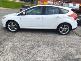 FORD - FOCUS - 2013/2014 - Branca - R$ 44.800,00