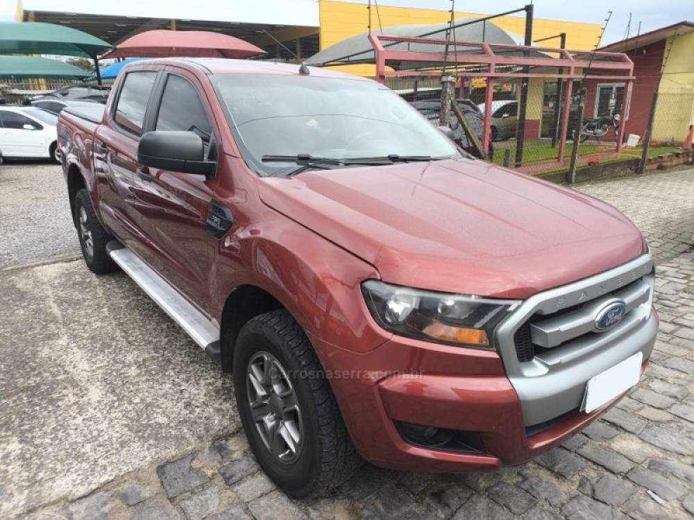 FORD - RANGER - 2016/2017 - Vermelha - R$ 109.800,00