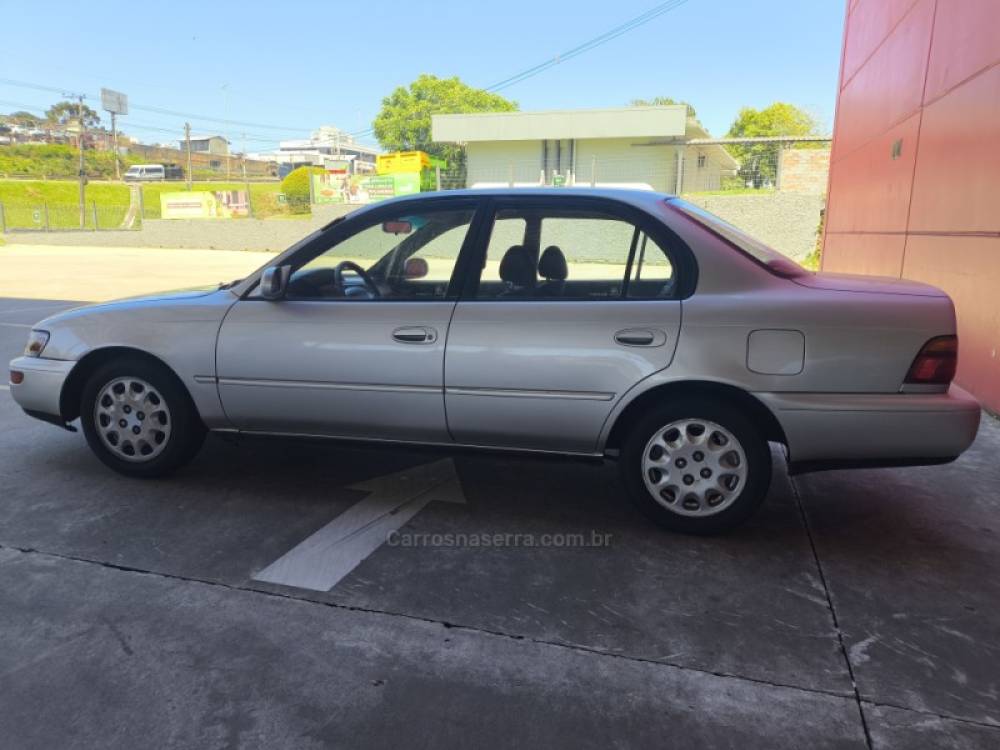 TOYOTA - COROLLA - 1994/1994 - Prata - R$ 16.800,00