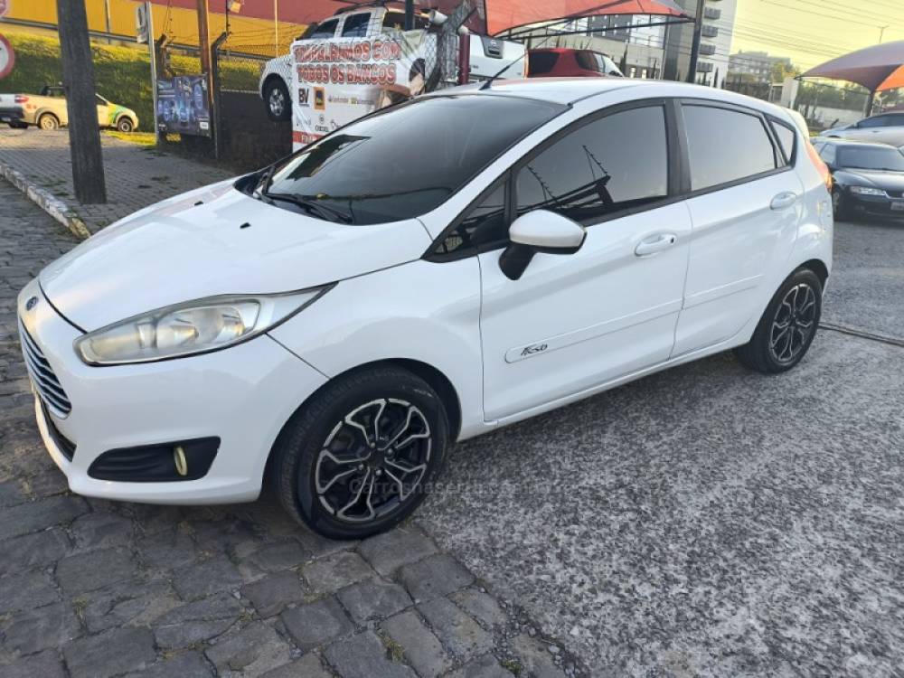 FORD - FIESTA - 2014/2015 - Branca - R$ 39.900,00