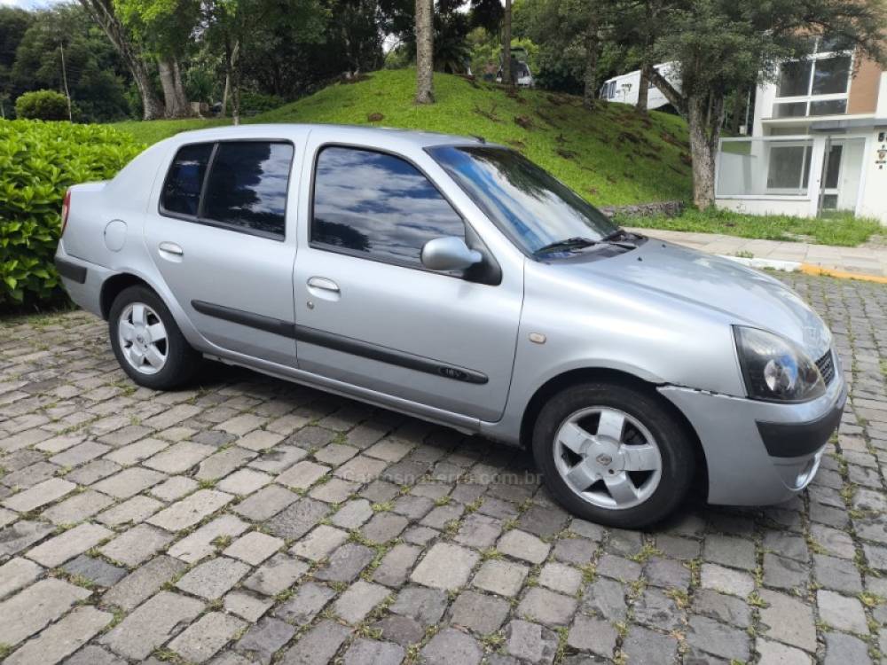 RENAULT - CLIO - 2004/2005 - Prata - R$ 14.800,00