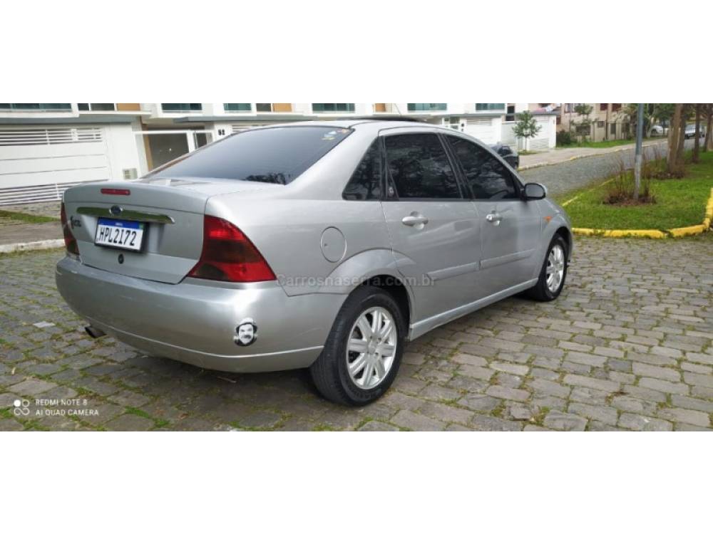 FORD - FOCUS - 2000/2001 - Prata - R$ 19.800,00