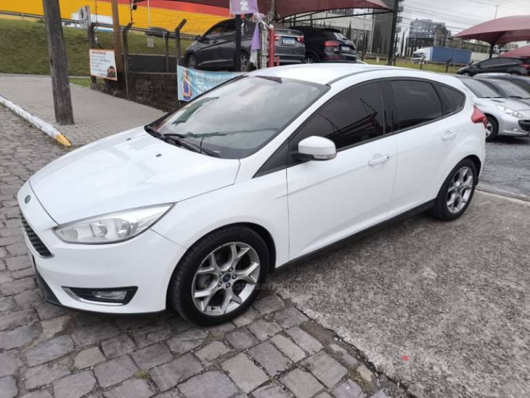 FORD - FOCUS - 2015/2016 - Branca - R$ 57.000,00