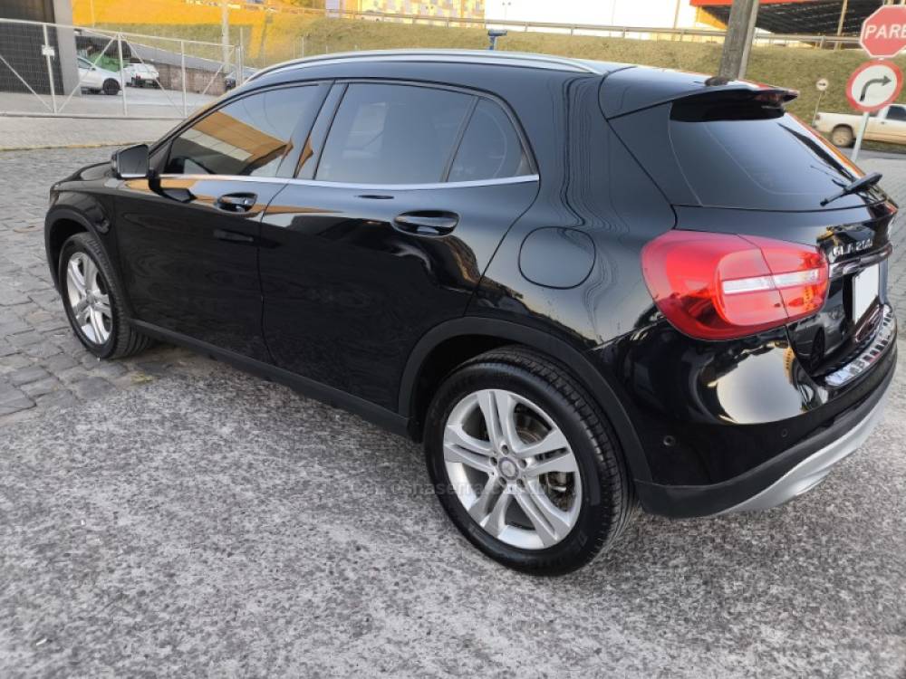 MERCEDES-BENZ - GLA 200 - 2017/2017 - Preta - R$ 110.000,00