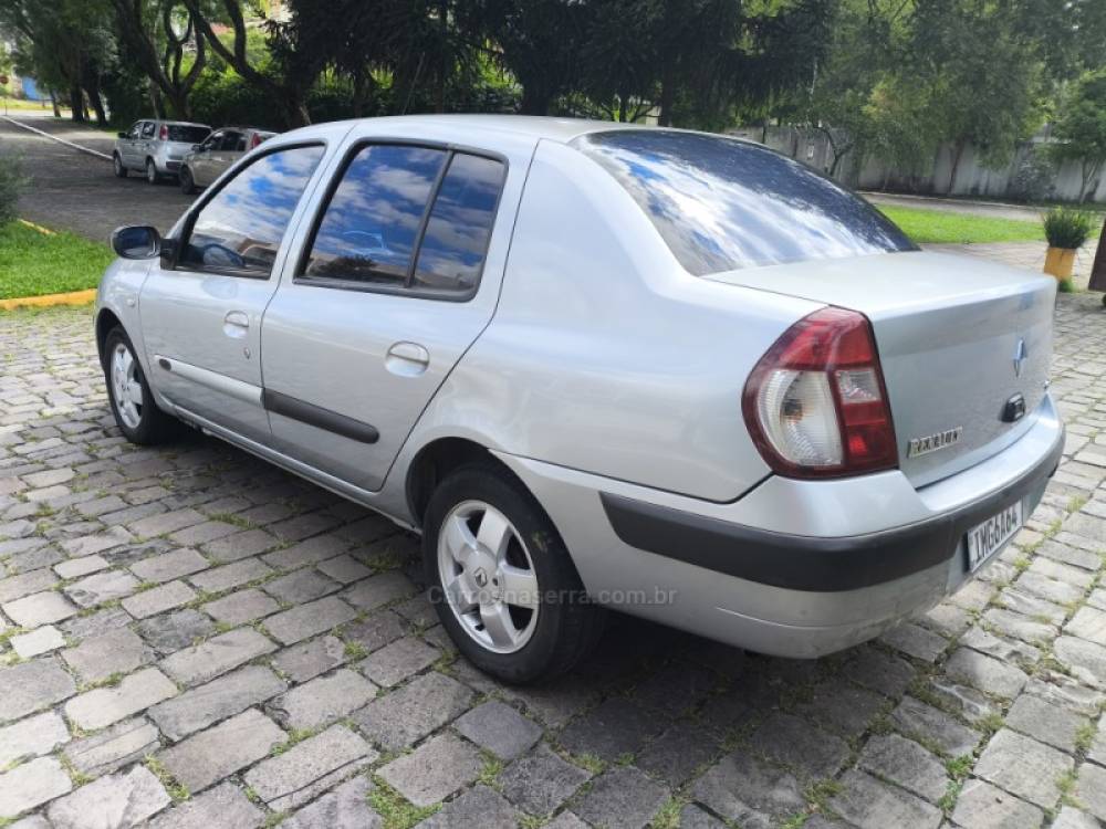 RENAULT - CLIO - 2004/2005 - Prata - R$ 14.800,00