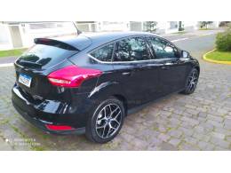 FORD - FOCUS - 2015/2016 - Preta - R$ 61.900,00