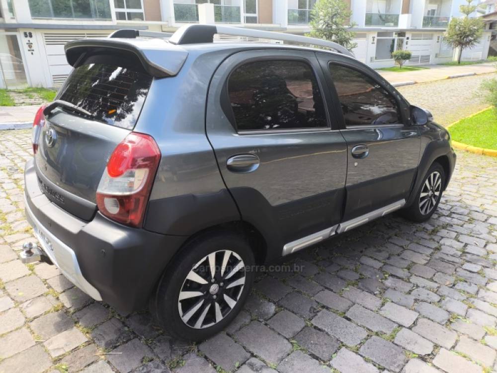 TOYOTA - ETIOS - 2014/2015 - Cinza - R$ 44.800,00