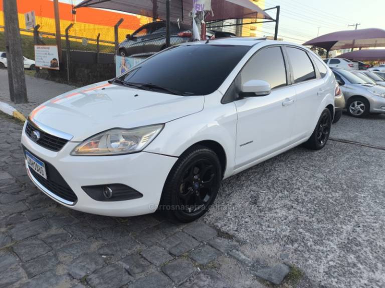 FORD - FOCUS - 2011/2012 - Branca - R$ 46.000,00