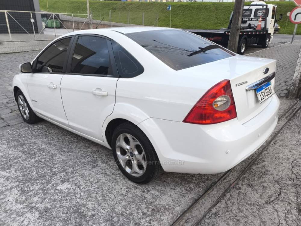 FORD - FOCUS - 2011/2012 - Branca - R$ 45.000,00