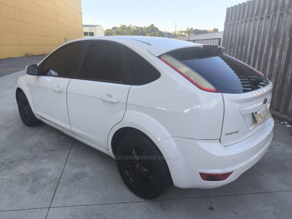 FORD - FOCUS - 2011/2012 - Branca - R$ 41.800,00