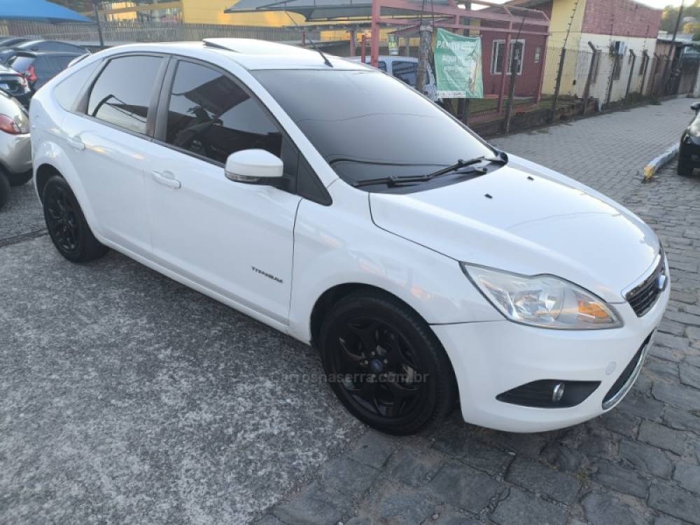 FORD - FOCUS - 2011/2012 - Branca - R$ 46.000,00