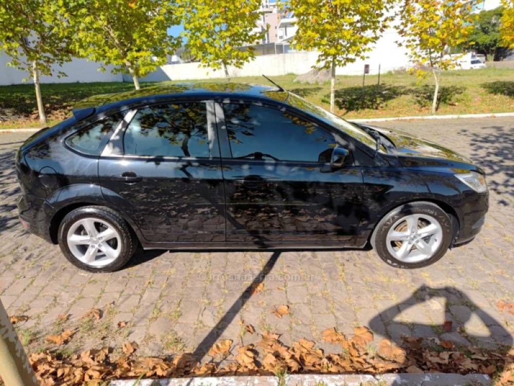 FORD - FOCUS - 2011/2012 - Preta - R$ 41.900,00