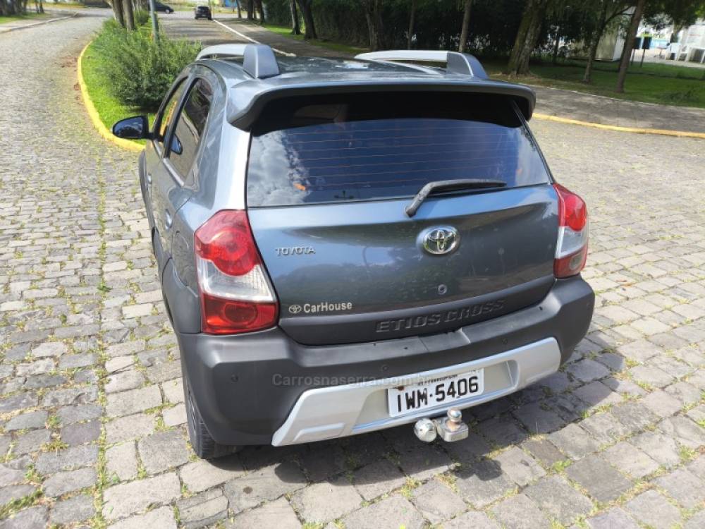 TOYOTA - ETIOS - 2014/2015 - Cinza - R$ 44.800,00