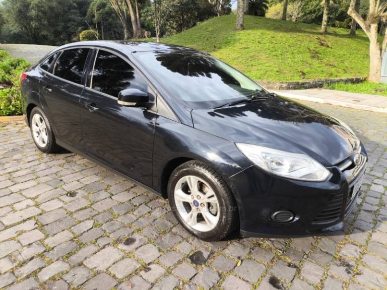 FORD - FOCUS - 2013/2014 - Preta - R$ 46.800,00