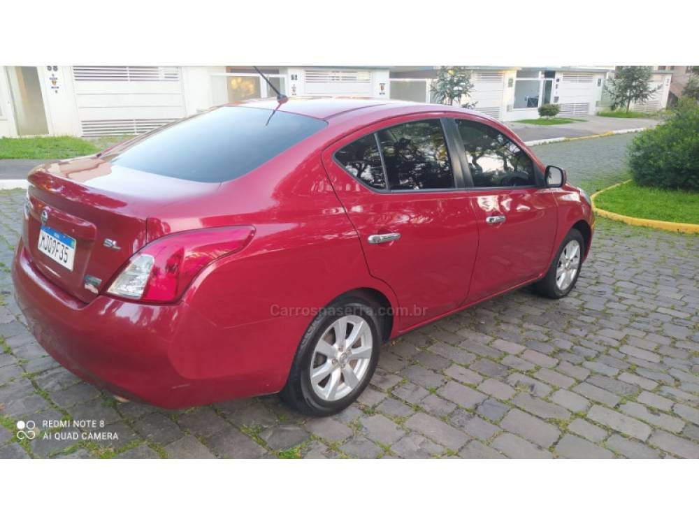 NISSAN - VERSA - 2012/2013 - Vinho - R$ 33.000,00